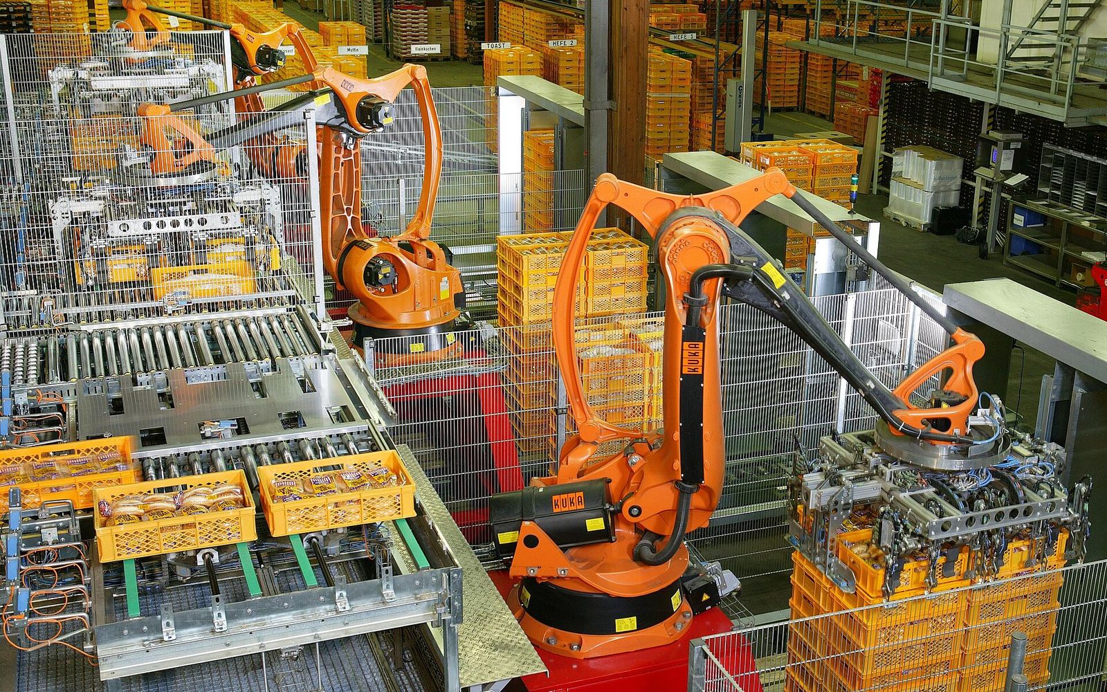 Çörək zavodunda qutuları palletə yığan sənaye robotları