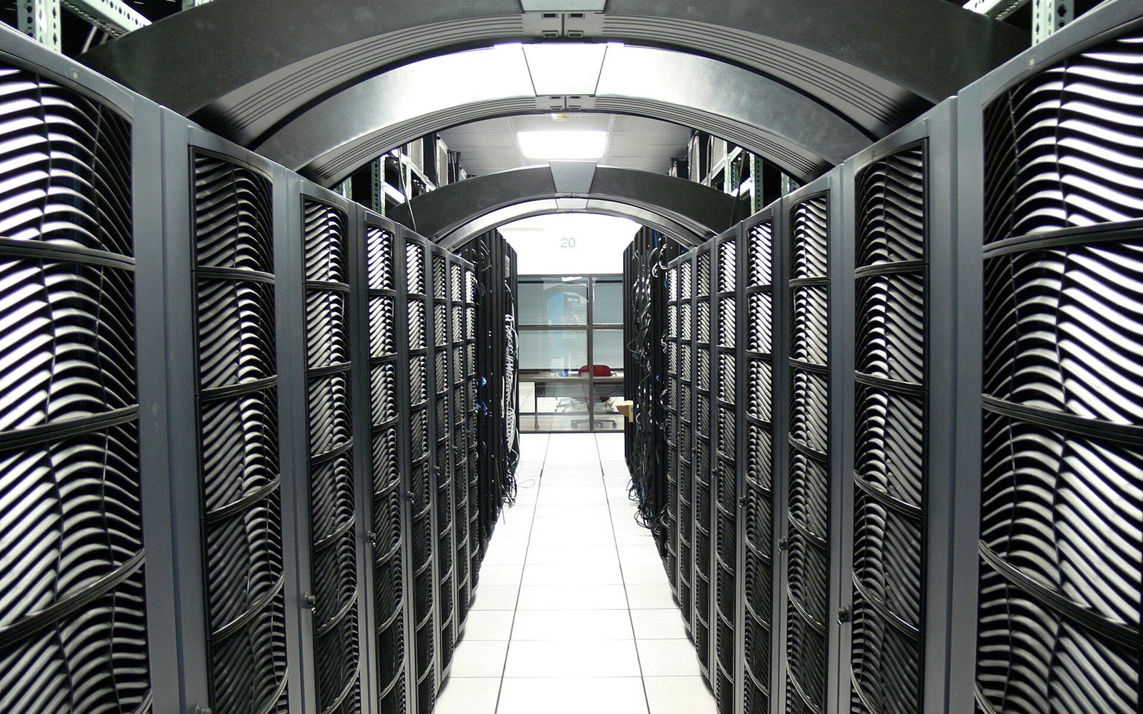 Data mərkəzində server şkafları arasında dəhliz