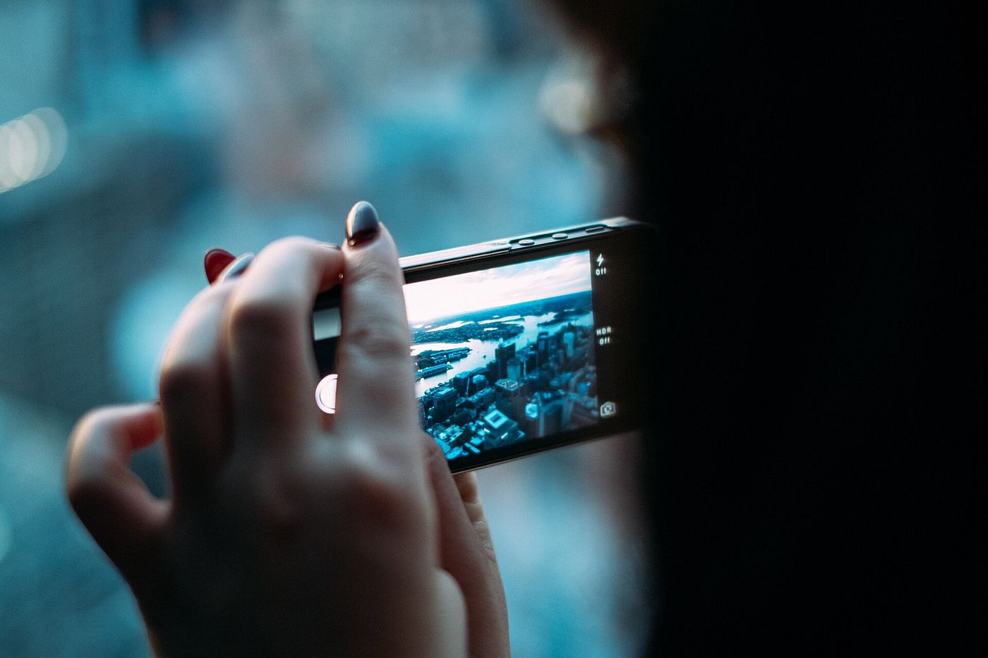 Əldə smartfonla foto çəkilişi