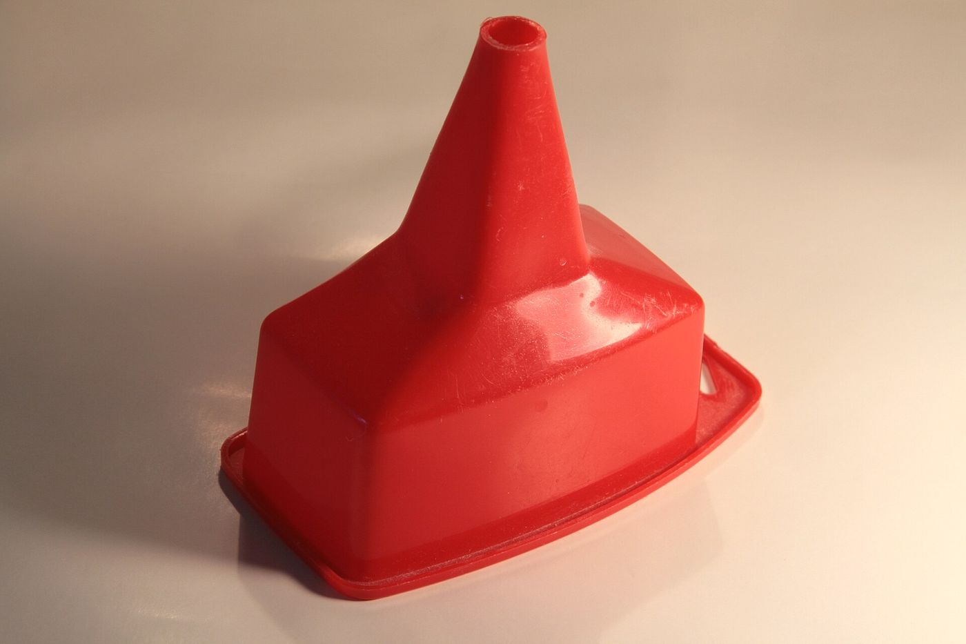 Qırmızı plastik huni