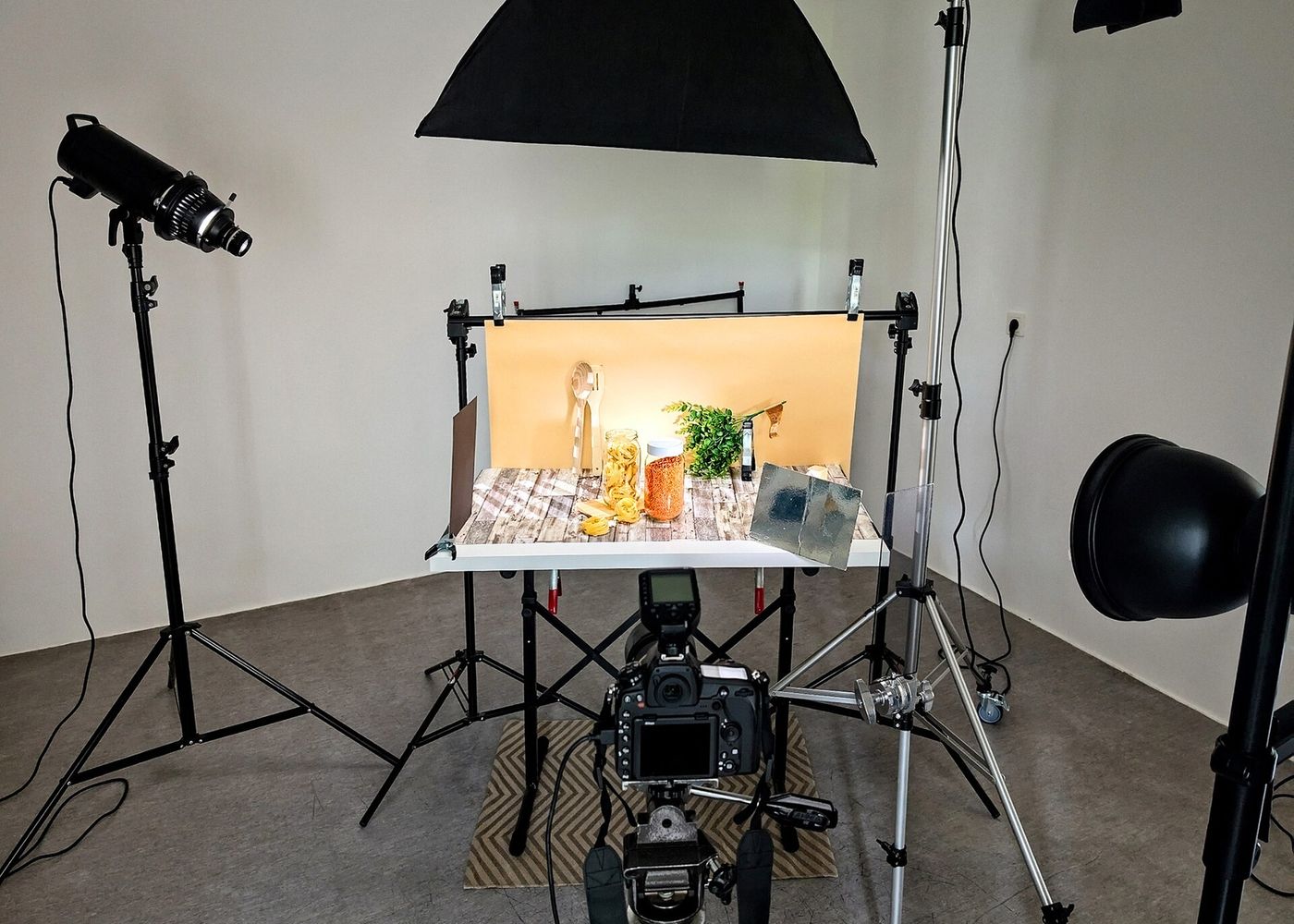 Fotostudiyada məhsul çəkilişi üçün işıq qurğusu