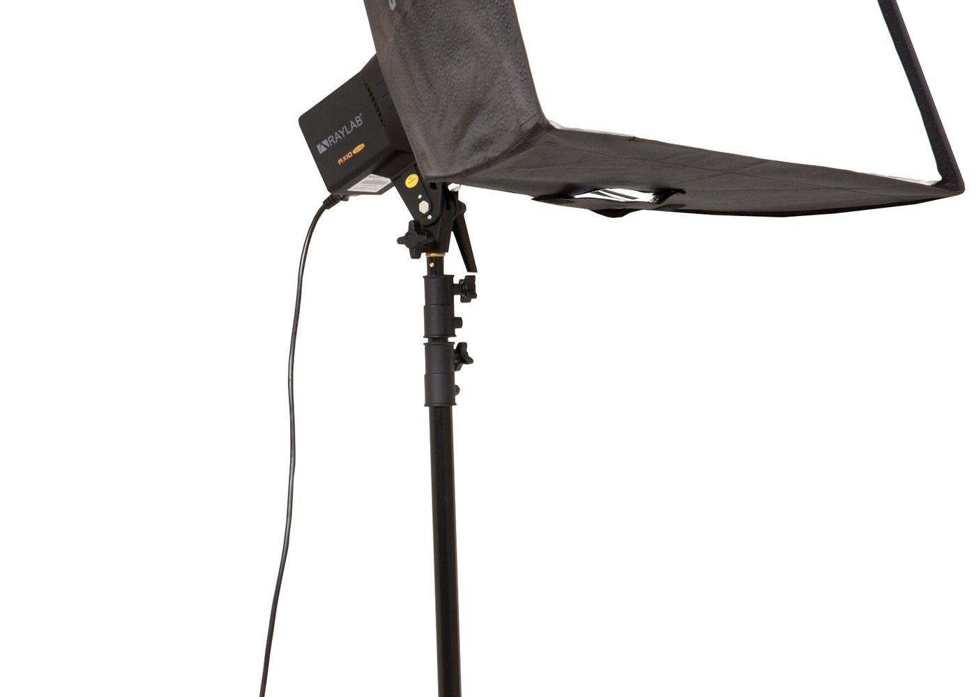 Ağ fonda softbox işıq qurğusu