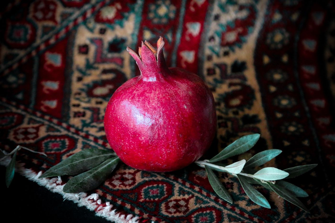 Azərbaycan xalçası üzərində nar