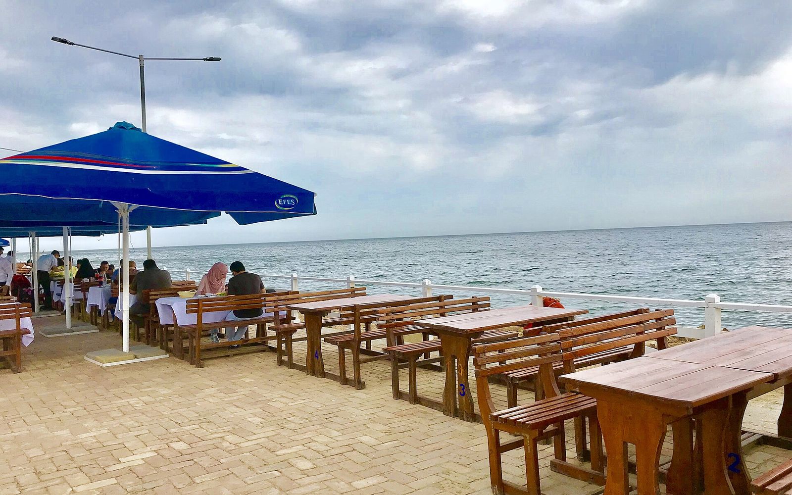 Bakıda dəniz kənarında açıq hava restoranı