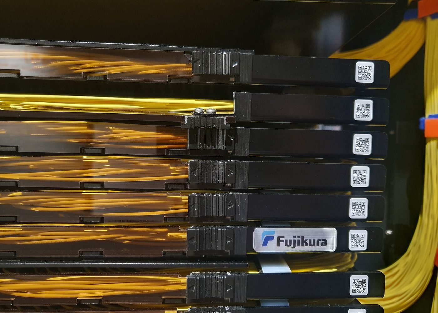 Optik lif kabelinin kəsiyi