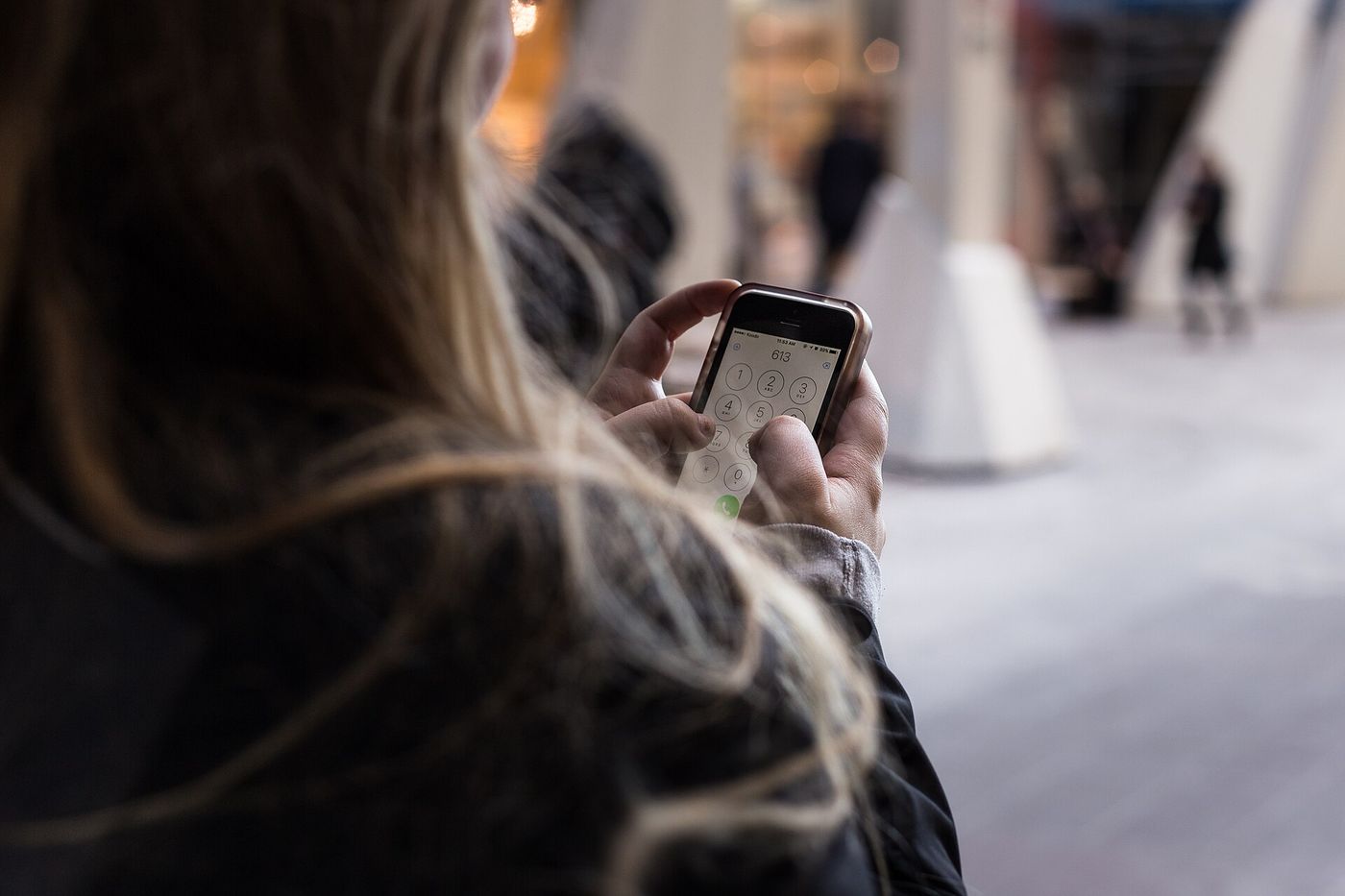 Əldə smartfon, yaxın plan