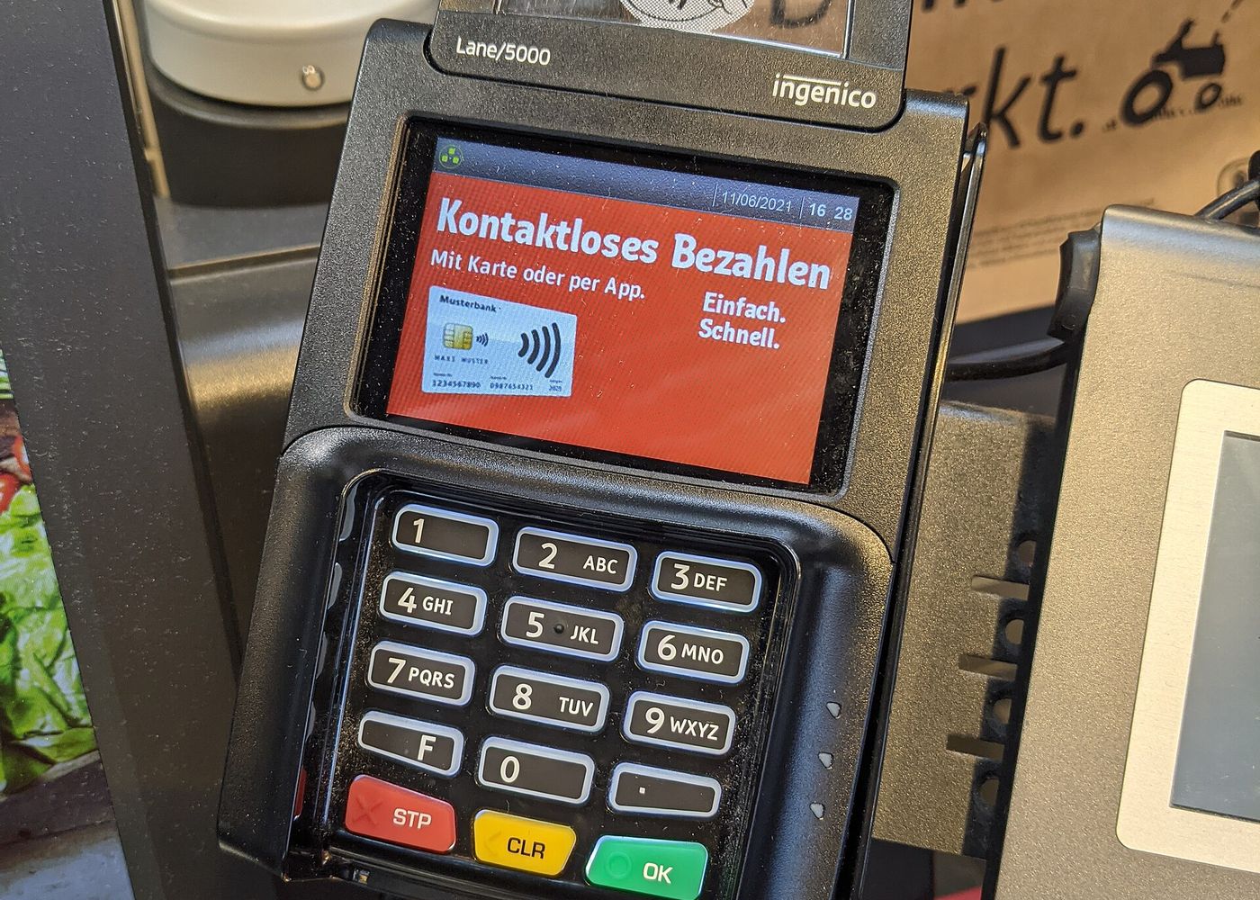 Özünəxidmət kassasında kart ödəniş terminalı