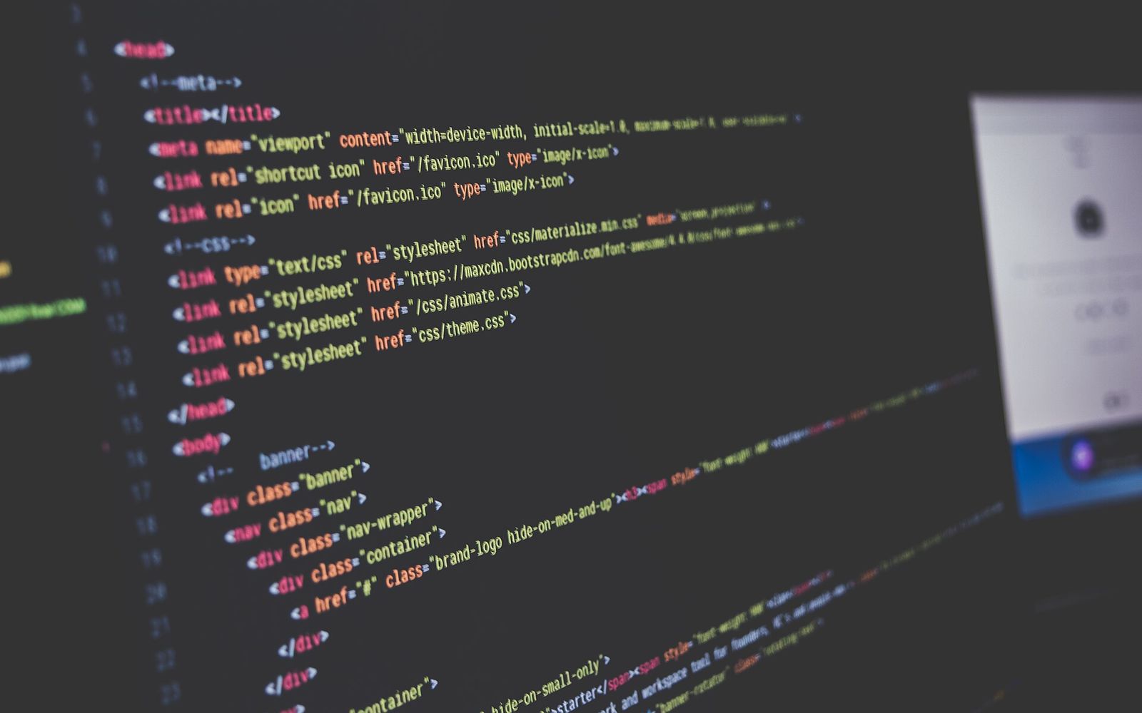 Monitorda HTML və CSS kodu