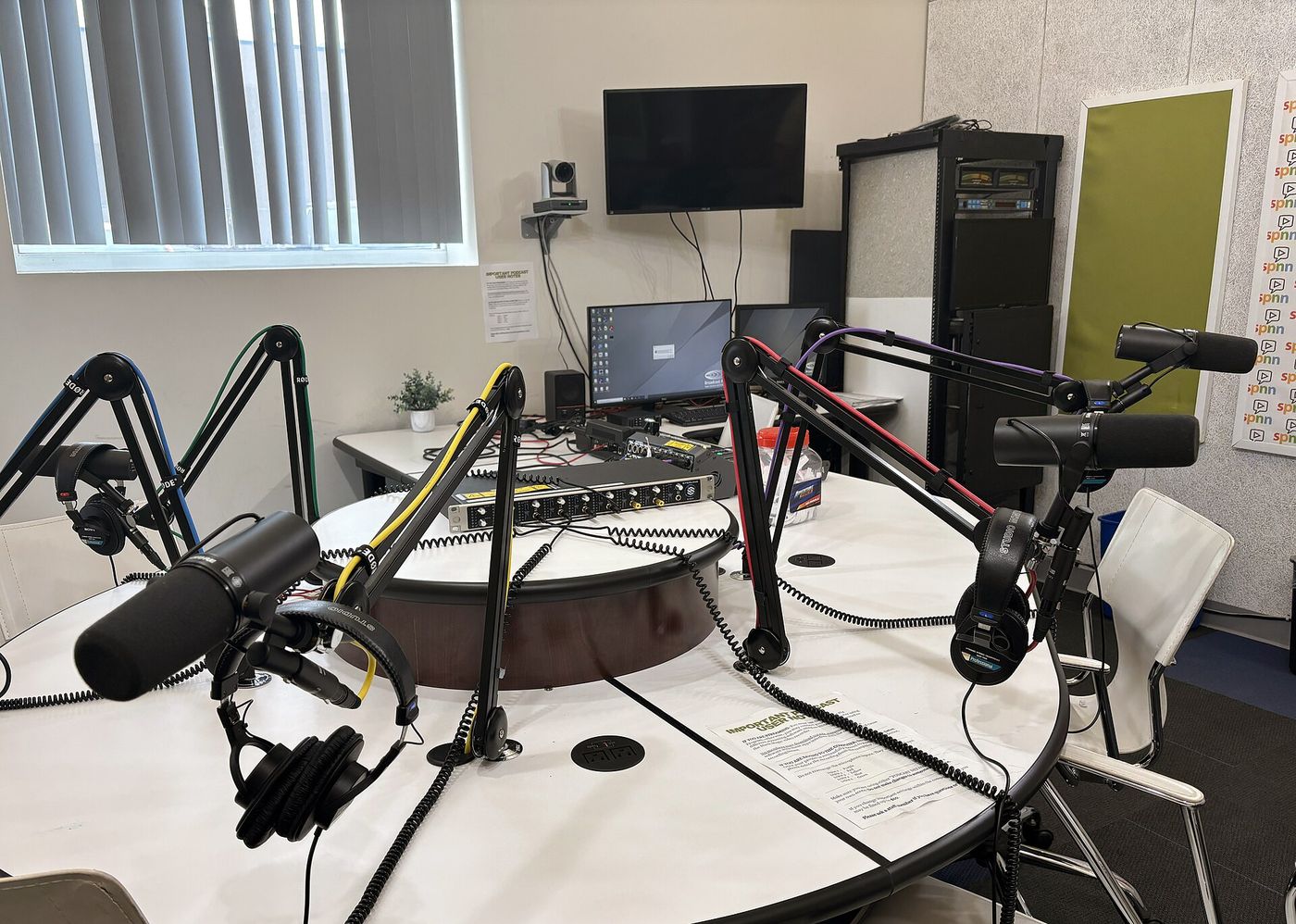 Podkast studiyasında mikrofonlar